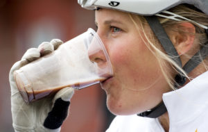 Skidåkaren Hanna Falk dricker en sportdryck.