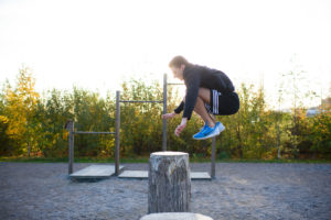 Man tränar ensam på ett utomhusgym.
