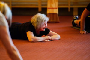 Seniorer under en träning med Upsala IF friidrotts seniorgympa den 12 april 2018 i Uppsala.