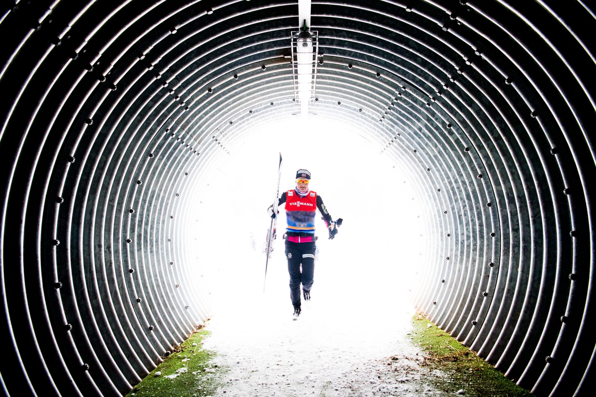 Norsk skidåkare går genom en tunnel.