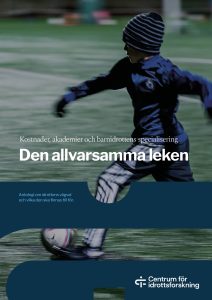 Omslag från boken. Pojke i mössa springer med en fotboll.